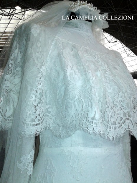 vestito da sposa pizzo chantilly colore bianco con mantellina- la camelia collezioni
