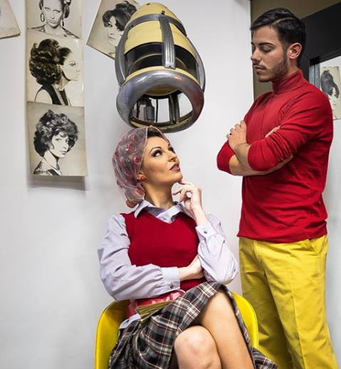 uomo anni 60 con dolcevita rosso e panta senape - la camelia collezioni