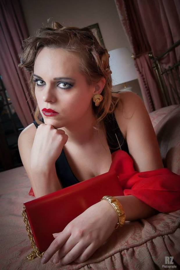 pochette rossa con tracolla a catena oro - foulard rosso e tubino nero - la camelia collezioni