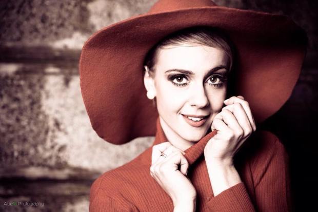 twiggy - cappello falda larga rosso in panno e dolcevita - la camelia collezioni