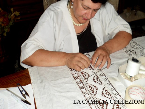 restauro tenda in lino con ricamo filet - la camelia collezioni