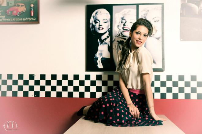 vestiti grease - vestiti musical grease - gonna a pois fucsia e camicia in crepe di seta con fiocco - la camelia collezioni