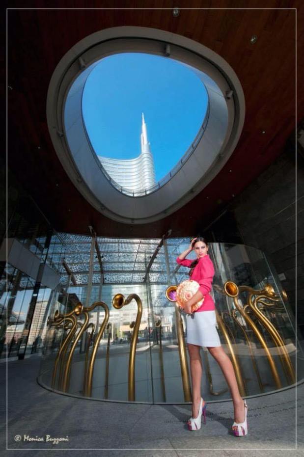 giacca fucsia e minigonna bianca con borsa designer a.pfister gradazioni fucsia - la camelia collezioni