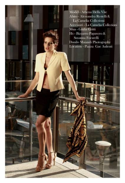 minigonna gessata, giacchina corta beige con allacciatura morsetto dorato e foulard - la camelia collezioni