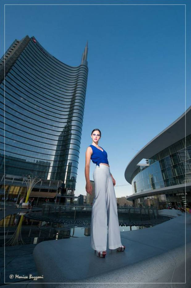 pantalone bianco a zampa con top smanicato viola -la camelia collezioni