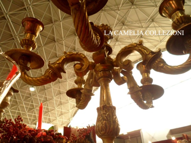 tavola natalizia - allestimento tavola imbandita natalizia con velluto bordeaux - candelabro oro particolare - la camelia collezioni