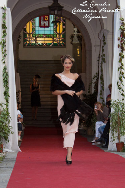 vestito anni 20 30 charleston rosa cipria con stola in  pelliccia - la camelia collezioni