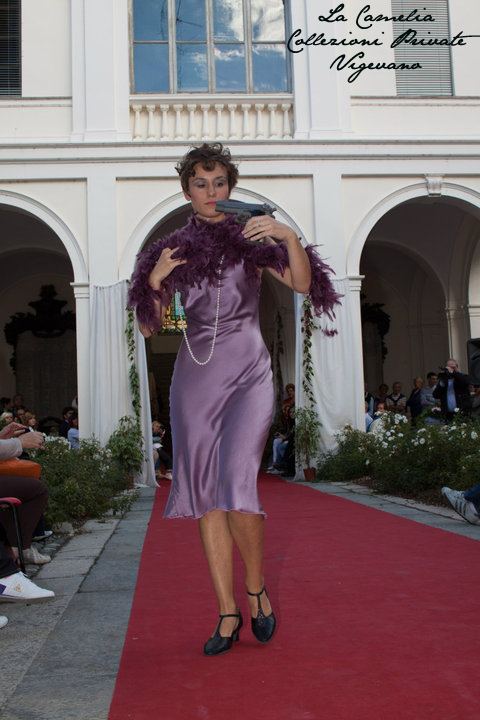 vestito charleston anni 20 30 colore lilla con boa in piume viola e accessori - la camelia collezioni