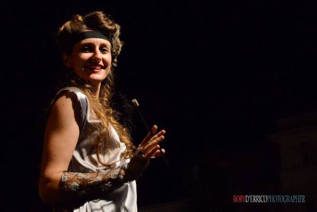 vestito charleston anni 20 30 grigio perla con guanti in pizzo ricamati in grigio - la camelia collezioni