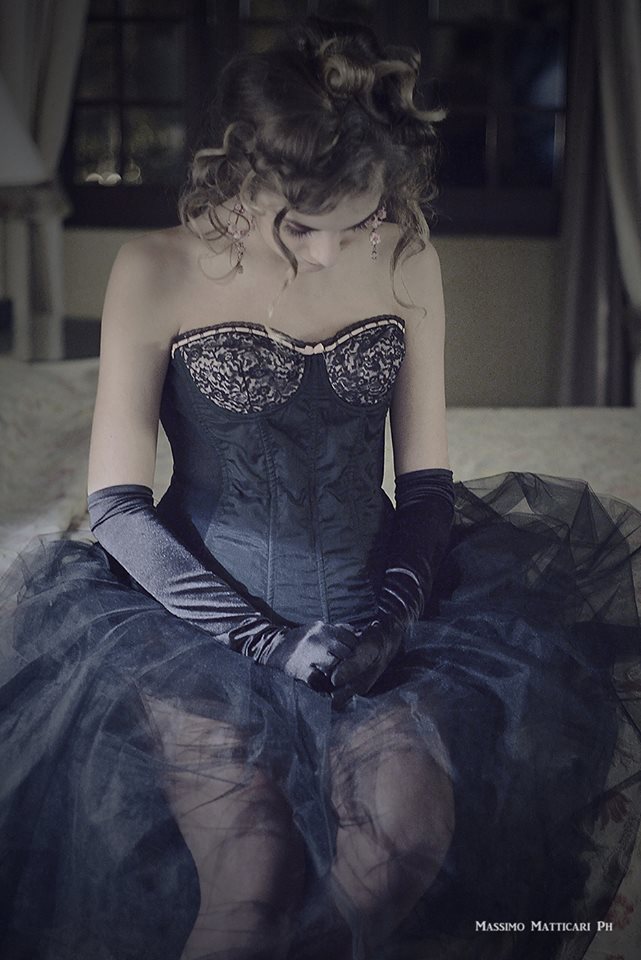 gonna in tulle nera con corpetto profilo rosa e accessori - la camelia collezioni