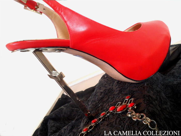 calzature e scarpe d'epoca - tacchi proibiti - scarpa con tacco croce - la camelia collezioni