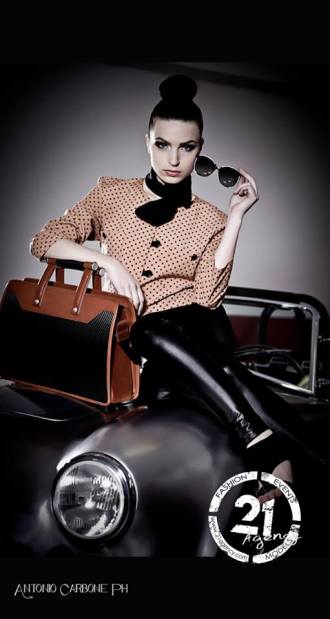 foto auto elaborate -giacca a pois arancio con panta aderenti effetto pelle foulard al collo - la camelia collezioni