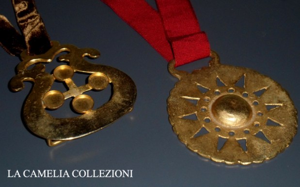 tovaglietta cm 110 x 100 rosa antico in lino forestiero con 12 tovagliolini cm 16 x 16 ricamo plumeti in filo DMC rifinito mezza a jour. Per info: lacameliacollezioni@yahoo.it