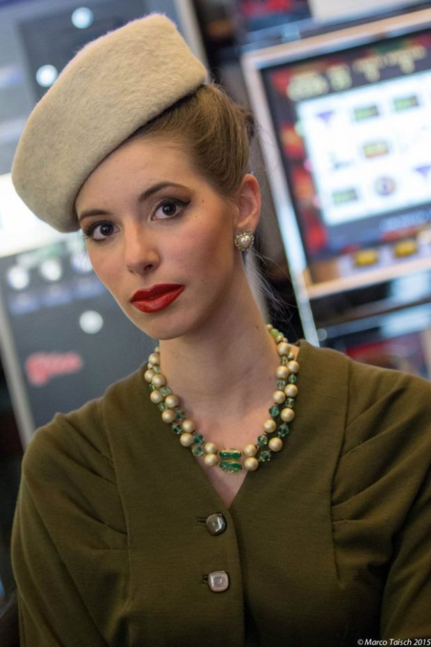 moda anni 40 - cappello panna con abito verde 3 bottoni e collana in vetro murano - la camelia collezioni