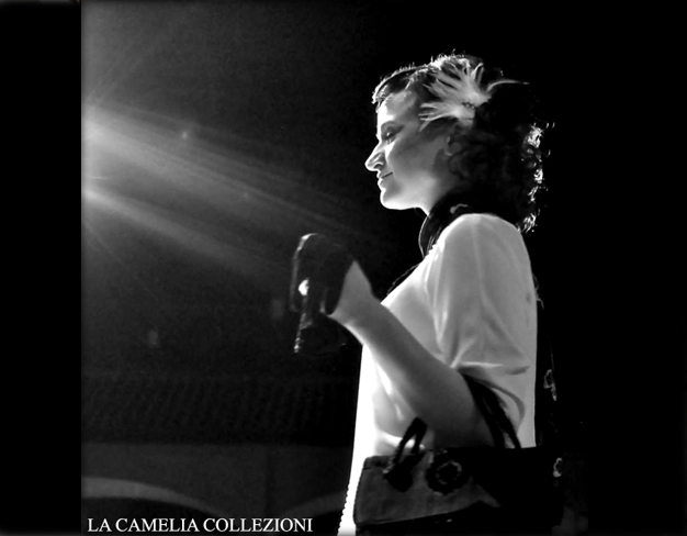 moda anni 40 - vestiti anni 40 - particolare abito bianco con borsa ricamo velleuto - la camelia collezioni