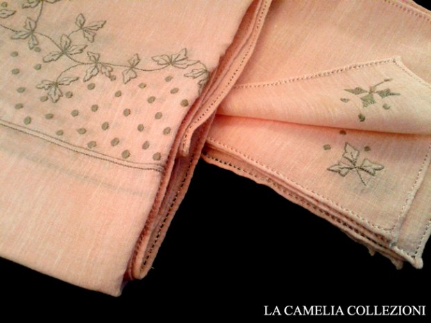 tovaglietta in lino d'olanda o lino forestiero rosa antico con 12 tovagliolini cm 16x16 ricamo plumetì cm 110 x 110 - la camelia collezioni