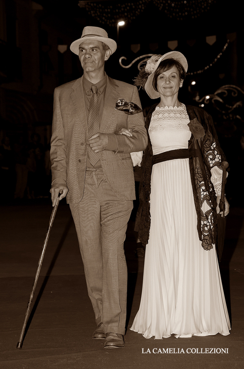 belle epoque - vestiti belle epoque - lui con cappello lei con giacca macramè - la camelia collezioni