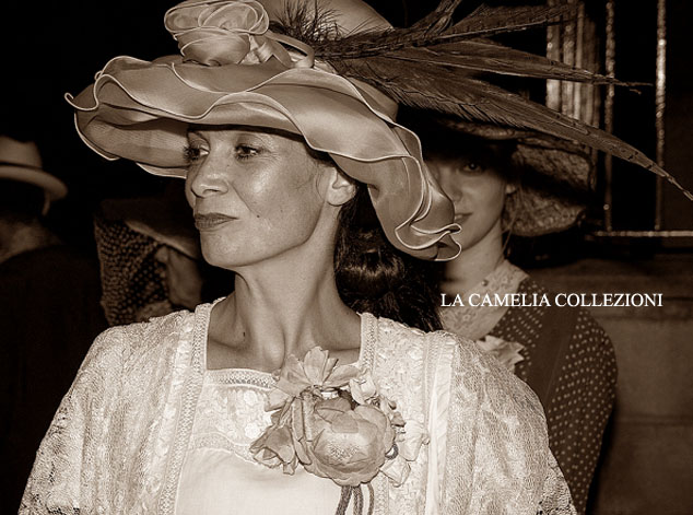 cappello a falda larga in chiffon rosa tenue con fiori e piume - cappelli belle epoque - la camelia collezioni