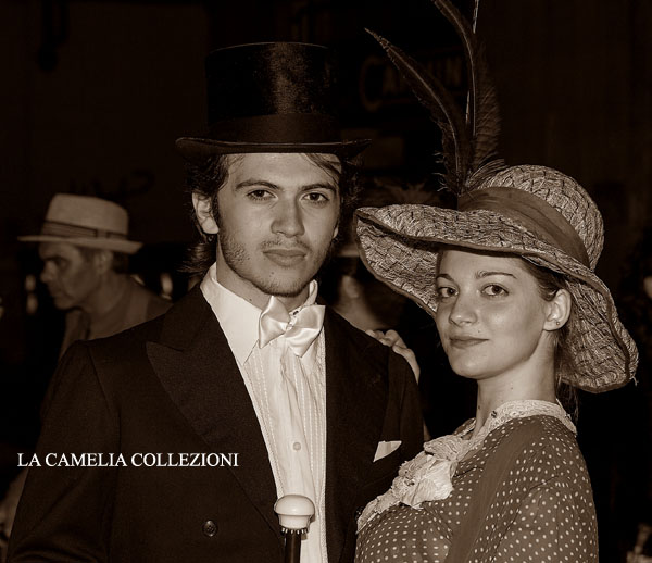 cappello a falda larga toni maron con piume- cappelli belle epoque - la camelia collezioni