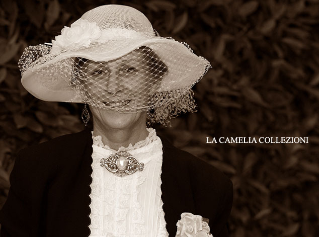 cappello bianco falda larga con fiore e veletta bianca - cappelli belle epoque - la camelia collezioni