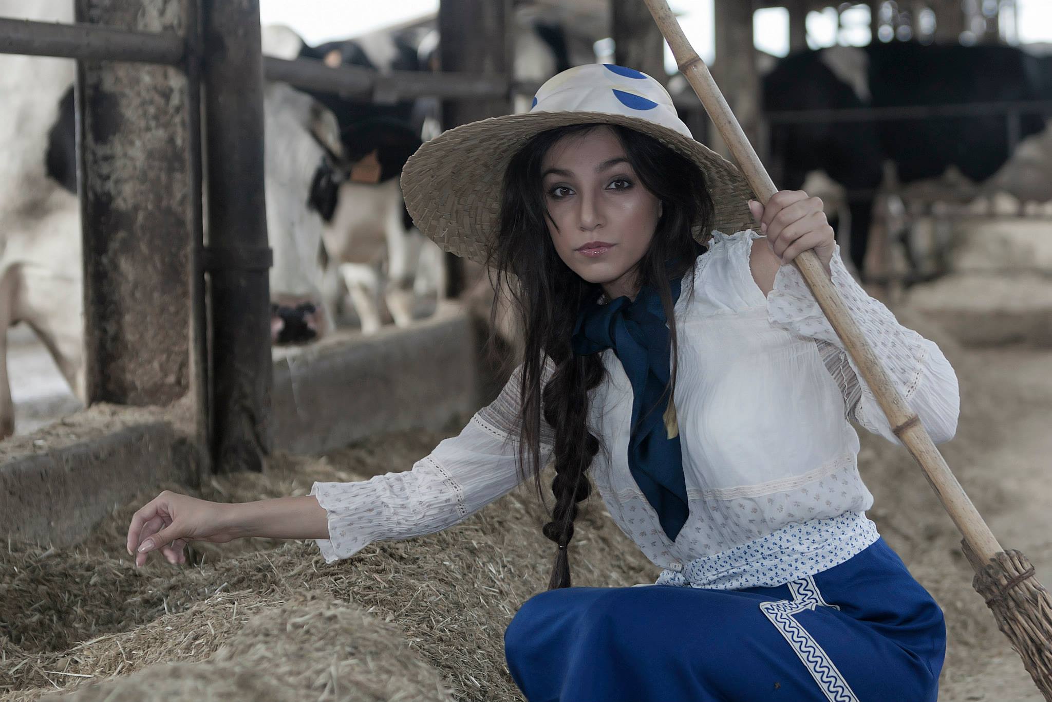 mondine-campagnole-ragazze di campagna- gonna blu cobalto con maglia a spalla scoperta e cappello paglia - la camelia collezioni