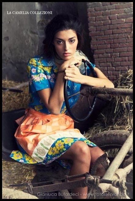 mondine-campagnole-ragazze-di-campagna-vestito-celeste-fantasia-a-fiori-colorati-e-grembiule-arancio-la-camelia-collezioni