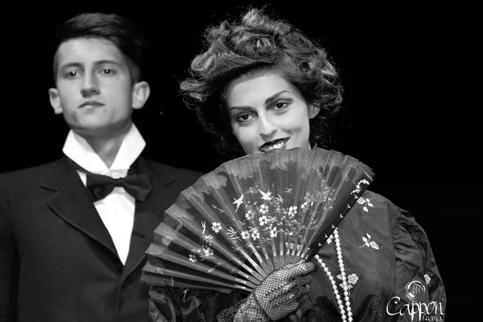 vestiti secolo 800 - moda 1800 - vestito in taffettas con ricamo a fiori gialli manica a palloncino ventaglio e guanti in filet - la camelia collezioni