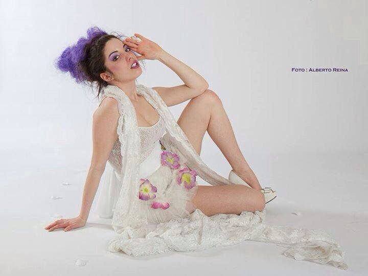 vestiti con fiori - total white in pizzo e tulle con fiori applicati con  stola in pizzo broderie  la camelia collezioni