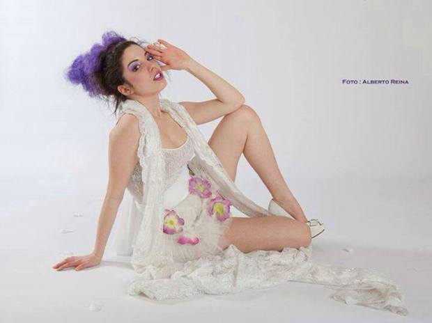 vestiti con fiori - total white in pizzo e tulle con fiori applicati con  stola in pizzo broderie  la camelia collezioni