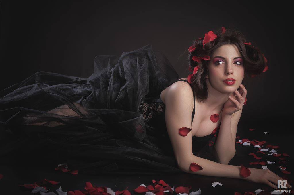 vestiti con tulle - gonna nera tulle con corpetto in pizzo e petali rose rosse - la camelia collezioni