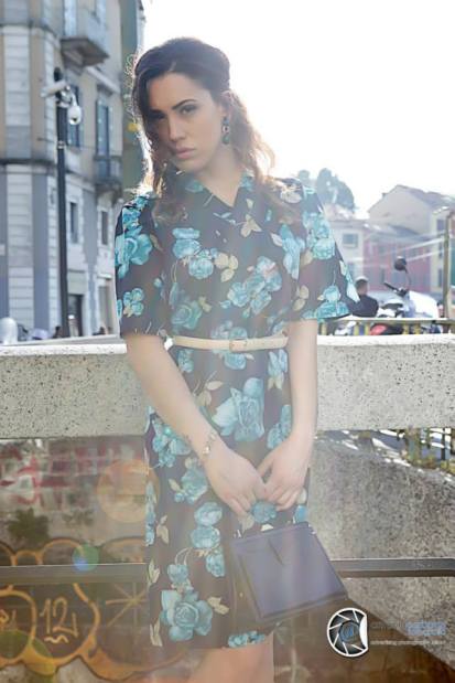 vestiti stampa a fiori - vestito anni 40 motivo floreale con accessori in blu e beige - la camelia collezioni