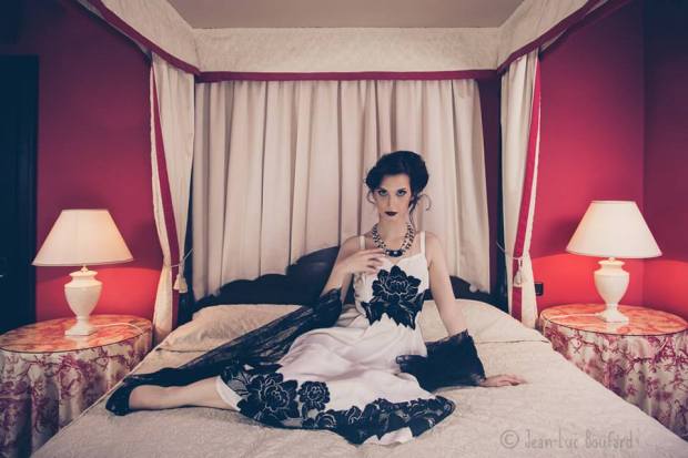 vestito bianco lungo con applicazioni macramè fiore neri e stola in pizzo nero chantilly - la camelia collezioni