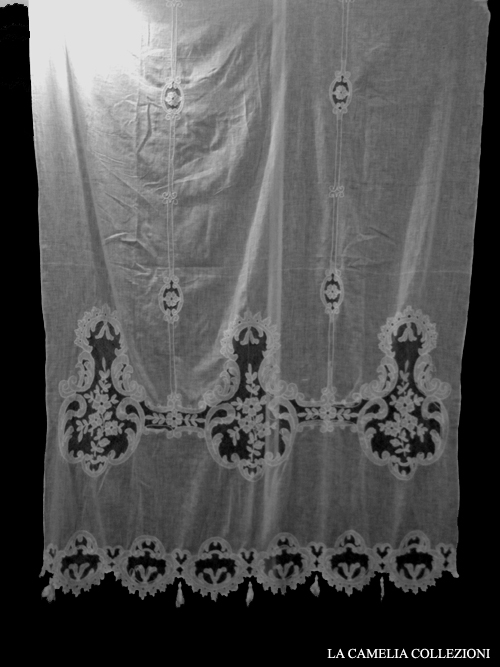 tendaggio provenzale fine 800 in tarlatan con in serti in tulle apliquè cm 140 x 200 - la camelia collezioni