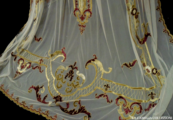 tende in tulle con dettagli in velluto - particolare in oro e bordeaux - 04 - la camelia collezioni