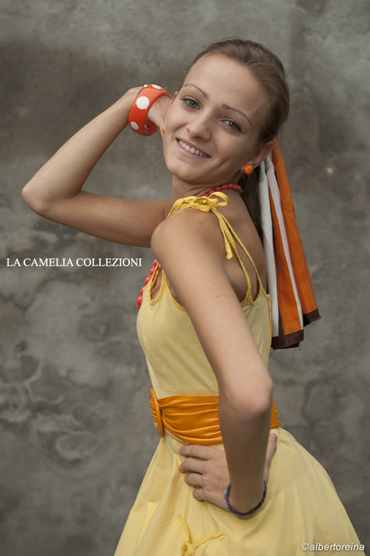 vestiti anni 50 60 - abito giallo con accessori a contrasto arancio e becco d'oca - la camelia collezioni