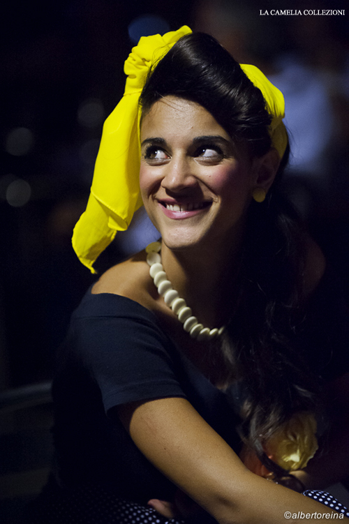 vestiti anni 50 60 - completo con gonna nera a pois bianchi a ruota con maglia scollo a barchetta e accessori limone - la camelia collezioni