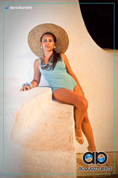 costume da bagno d'epoca celeste intero con cappelo paglia - la camelia collezioni