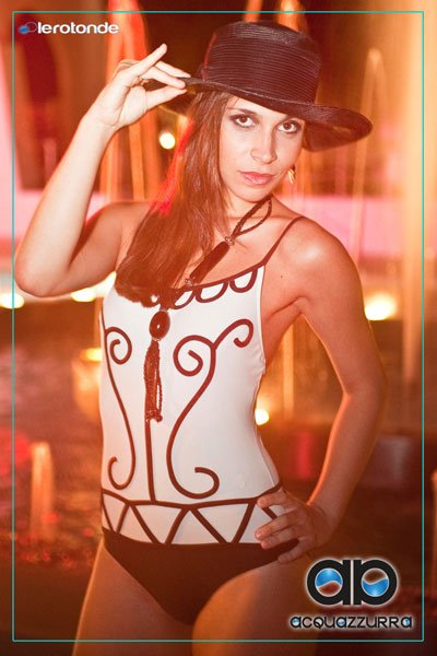 costume da bagno intero bianco motivo tipo ricamo nero e cappello - la camelia collezioni