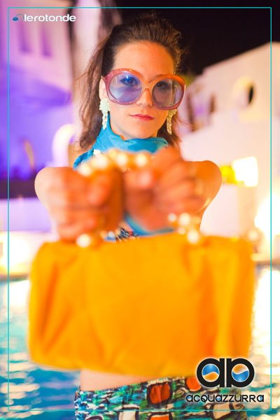 costumi da bagno d'epoca - bikini fantasia con occhialoni azzurro rosa e borsa gialla - la camelia collezioni