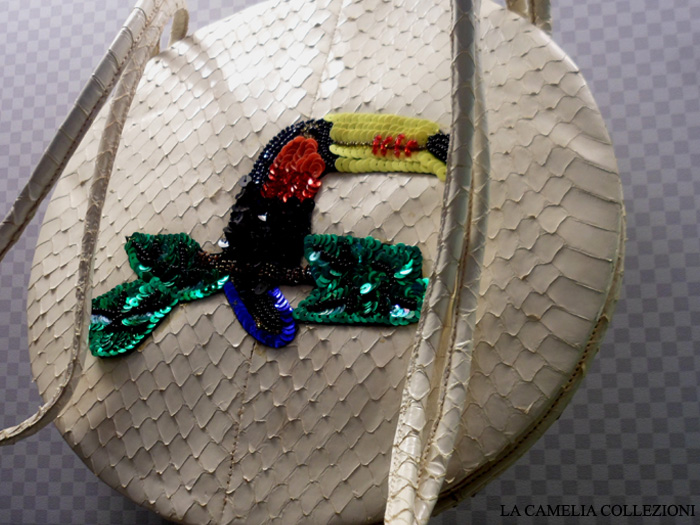 borse-andrea-pfister-borsa-in-pitone-con-pappagallo-in-paillettes-la-camelia-collezioni