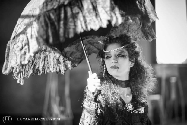 look-gotico-vestiti-gotici-vestito-in-pizzo-macrame-con-ombrellino-la-camelia-collezioni