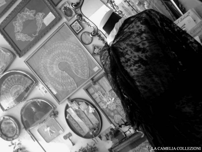 sovraveste-in-pizzo-chantilly-fine-800-la-camelia-collezioni