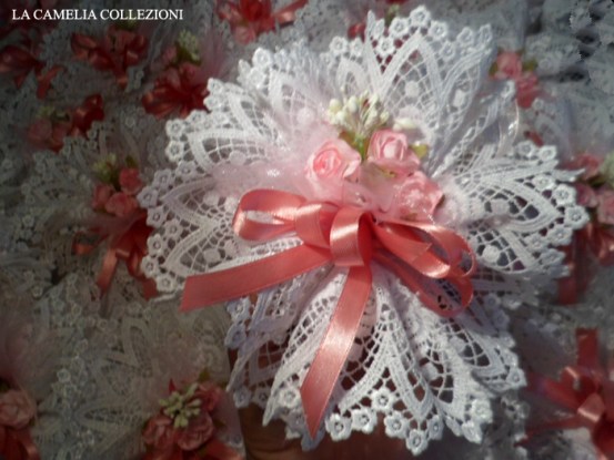 bomboniera-comunione-femmina-bomboniera-con-pizzo-a-punta-e-nastro-rosa-la-camelia-collezioni