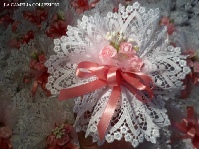 bomboniera-comunione-femmina-bomboniera-con-pizzo-a-punta-e-nastro-rosa-la-camelia-collezioni