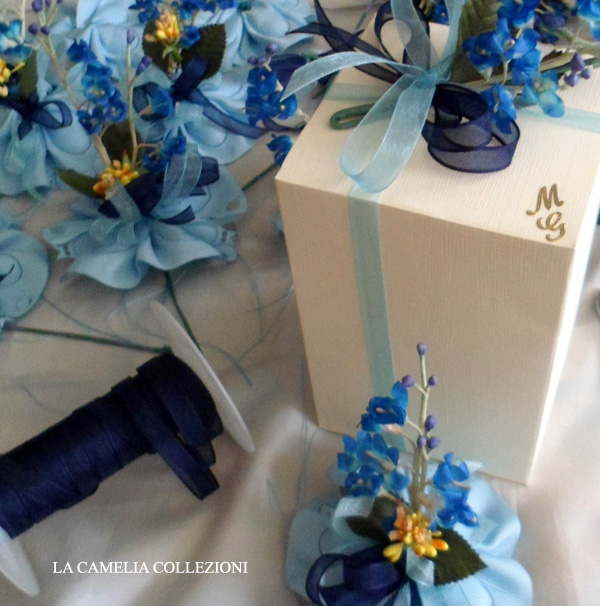 bomboniera-comunione-maschio-con-portaconfetti-a-farfalla-e-fiori-azzurri-la-camelia-collezioni