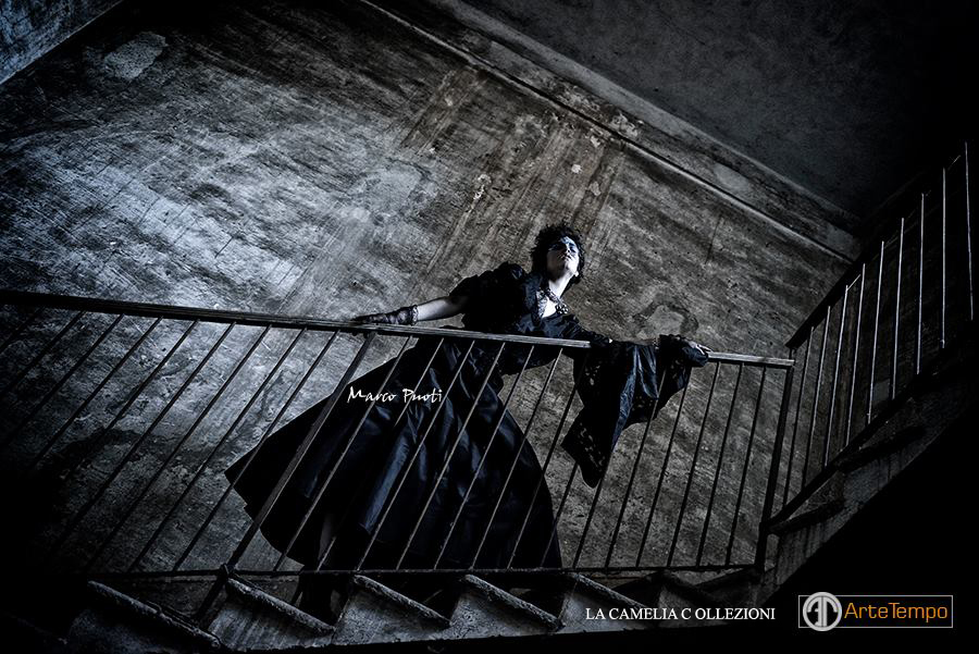 look-gotico-vestiti-gotici-abito-in-taffettas-e-jaiss-applicati-con-stola-in-pizzo-nero-la-camelia-collezioni