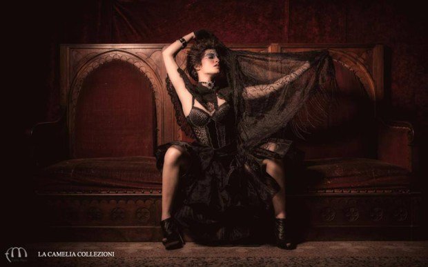 look-gotico-vestiti-gotici-sottogonna-rigido-in-tulle-con-corpetto-e-scialle-con-frangia-la-camelia-collezioni