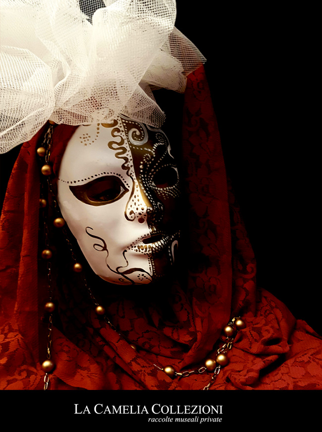 maschere carnevale - maschere carnevale venezia - oro rossa con boa e perle- la camelia collezioni