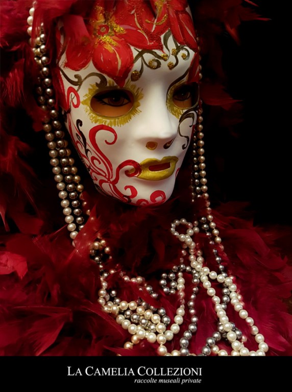 maschere carnevale - maschere carnevale venezia - oro rossa con boa e perle- la camelia collezion