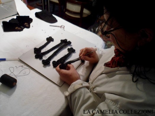 restauro tessile - restauro alamari dell'800 - la camelia collezioni